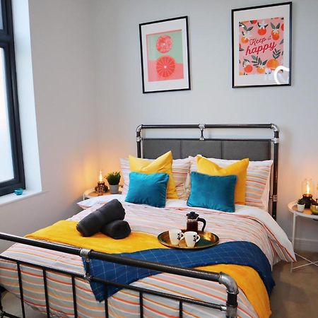 Trendy Urban Industrial Apartment - Great Location - Parking - Fast Wifi - Smart Tv - Beautiful 2 Double Bedroom Apartment Sleeps Up To 4! Bournemouth Bagian luar foto