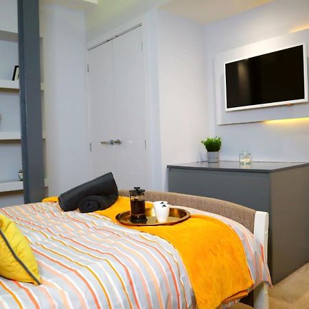 Trendy Urban Industrial Apartment - Great Location - Parking - Fast Wifi - Smart Tv - Beautiful 2 Double Bedroom Apartment Sleeps Up To 4! Bournemouth Bagian luar foto