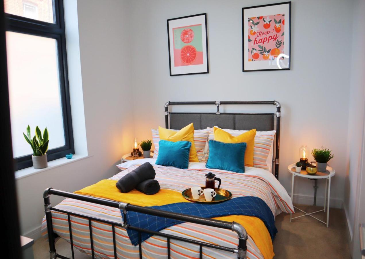 Trendy Urban Industrial Apartment - Great Location - Parking - Fast Wifi - Smart Tv - Beautiful 2 Double Bedroom Apartment Sleeps Up To 4! Bournemouth Bagian luar foto