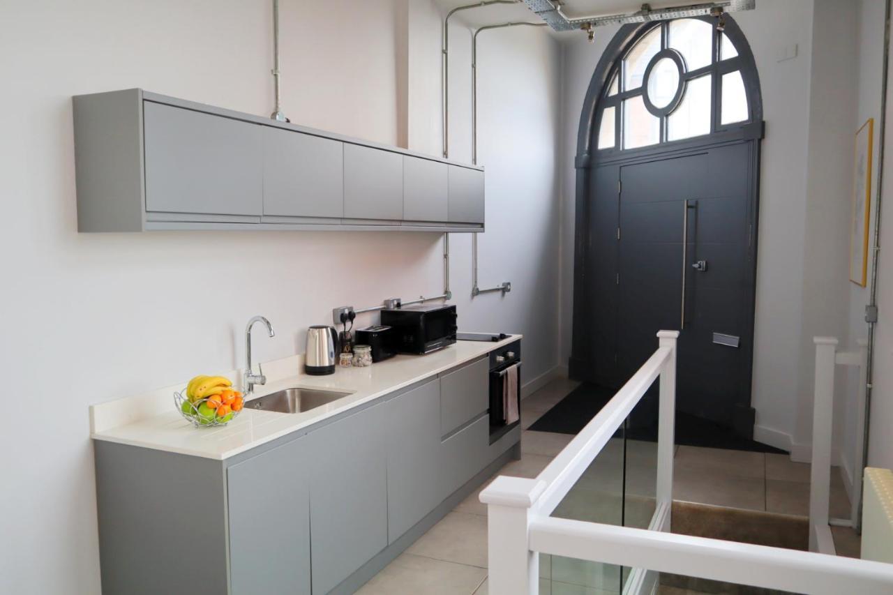 Trendy Urban Industrial Apartment - Great Location - Parking - Fast Wifi - Smart Tv - Beautiful 2 Double Bedroom Apartment Sleeps Up To 4! Bournemouth Bagian luar foto