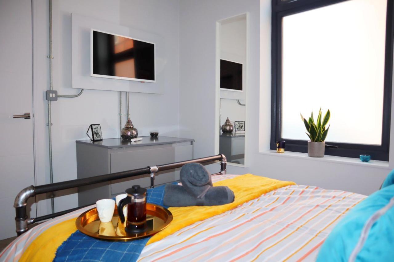 Trendy Urban Industrial Apartment - Great Location - Parking - Fast Wifi - Smart Tv - Beautiful 2 Double Bedroom Apartment Sleeps Up To 4! Bournemouth Bagian luar foto