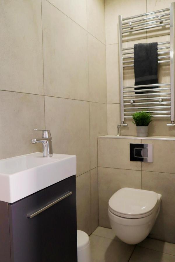 Trendy Urban Industrial Apartment - Great Location - Parking - Fast Wifi - Smart Tv - Beautiful 2 Double Bedroom Apartment Sleeps Up To 4! Bournemouth Bagian luar foto