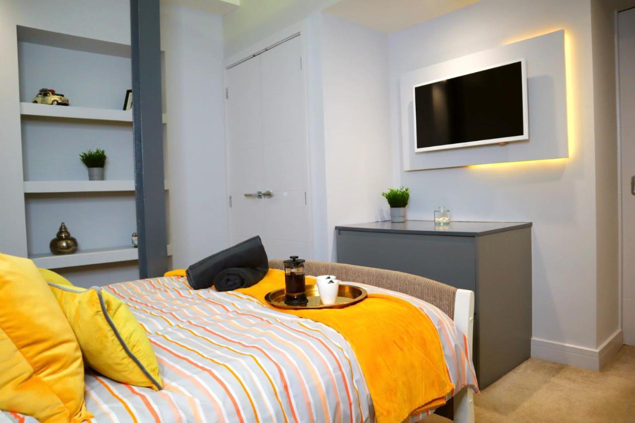 Trendy Urban Industrial Apartment - Great Location - Parking - Fast Wifi - Smart Tv - Beautiful 2 Double Bedroom Apartment Sleeps Up To 4! Bournemouth Bagian luar foto