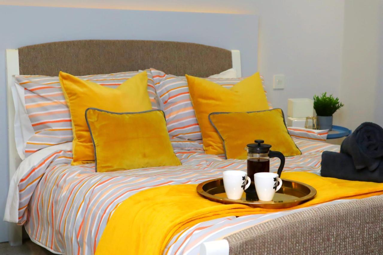 Trendy Urban Industrial Apartment - Great Location - Parking - Fast Wifi - Smart Tv - Beautiful 2 Double Bedroom Apartment Sleeps Up To 4! Bournemouth Bagian luar foto