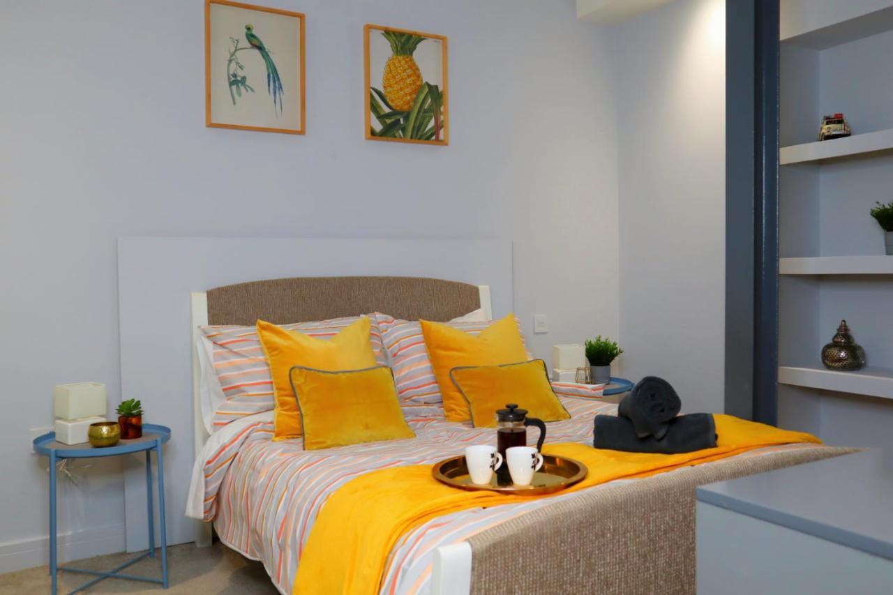 Trendy Urban Industrial Apartment - Great Location - Parking - Fast Wifi - Smart Tv - Beautiful 2 Double Bedroom Apartment Sleeps Up To 4! Bournemouth Bagian luar foto