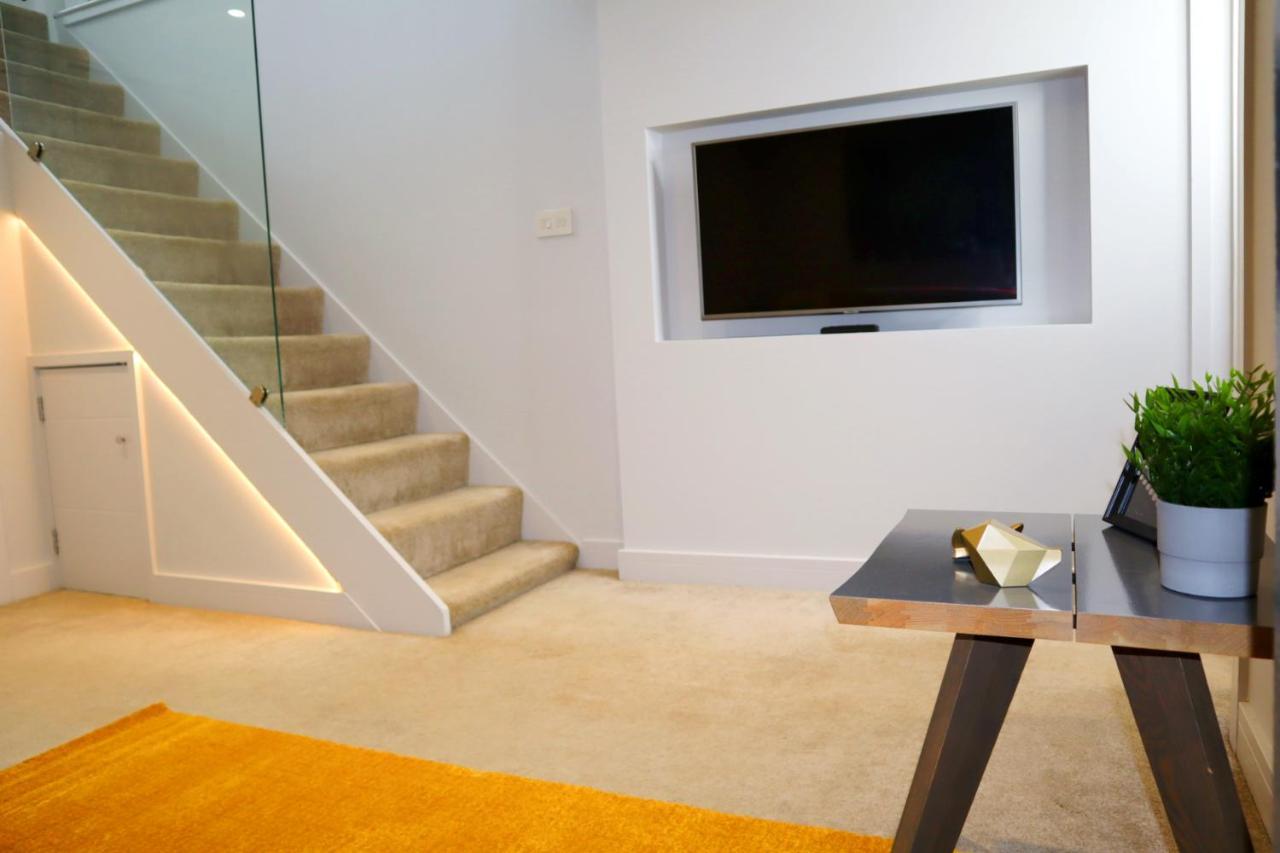 Trendy Urban Industrial Apartment - Great Location - Parking - Fast Wifi - Smart Tv - Beautiful 2 Double Bedroom Apartment Sleeps Up To 4! Bournemouth Bagian luar foto