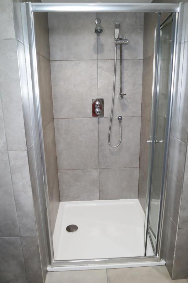 Trendy Urban Industrial Apartment - Great Location - Parking - Fast Wifi - Smart Tv - Beautiful 2 Double Bedroom Apartment Sleeps Up To 4! Bournemouth Bagian luar foto