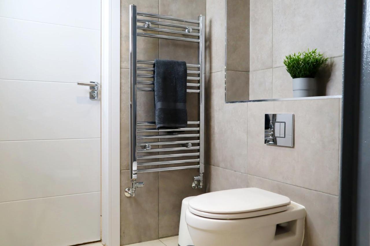 Trendy Urban Industrial Apartment - Great Location - Parking - Fast Wifi - Smart Tv - Beautiful 2 Double Bedroom Apartment Sleeps Up To 4! Bournemouth Bagian luar foto