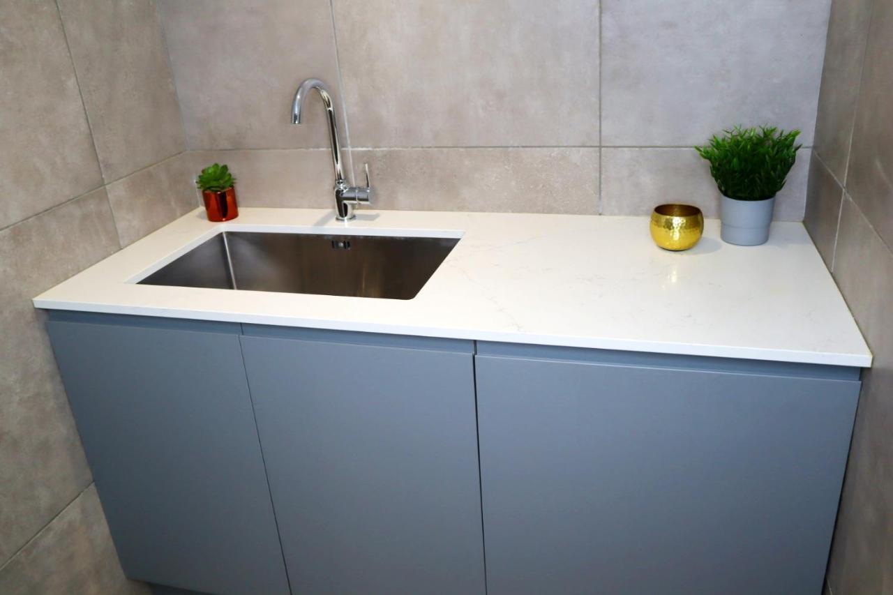 Trendy Urban Industrial Apartment - Great Location - Parking - Fast Wifi - Smart Tv - Beautiful 2 Double Bedroom Apartment Sleeps Up To 4! Bournemouth Bagian luar foto